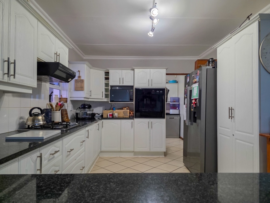5 Bedroom Property for Sale in Wavecrest Eastern Cape